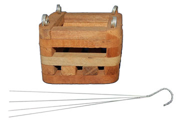 4 in wooden basket, with hanger